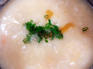 17、干贝海鲜粥,滴入香油、小葱末。