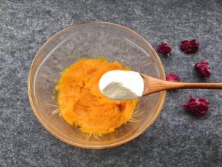 4、紫薯南瓜椰蓉球,添加白糖、糯米粉。