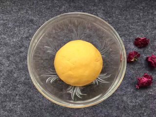 5、紫薯南瓜椰蓉球,南瓜与糯米粉拌均揉成面团后放置备用。