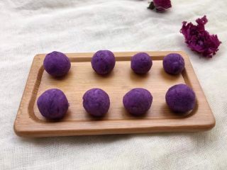 9、紫薯南瓜椰蓉球,将紫薯面团搓成长条，用刀切小块，再搓成大小一致的小圆球。