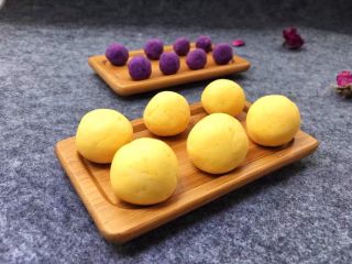 11、紫薯南瓜椰蓉球,搓好待用