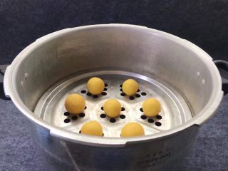 13、紫薯南瓜椰蓉球,把紫薯南瓜球再次上锅蒸8～10分钟。
