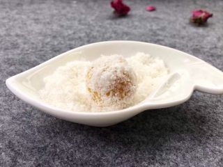14、紫薯南瓜椰蓉球,取出紫薯南瓜球，刷上一层蜂蜜，放椰蓉碗里滚一滚。