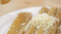 2、脆皮蛋筒和脆皮碗,首先，要把无盐黄油隔水熔化成液体，然后加入碎黄糖隔热水混合均匀（如果买不到碎黄糖可以用萝卜刨丝器把片状的黄糖刨碎），像图中这样的粘稠状，如果黄糖颗粒太大无法融化，可以让它泡在热水里面一下，让它稍微融化之后再混匀，混匀至糊糊状之后放在一旁放凉备用，夏天可以盖上保鲜膜进冰箱一会