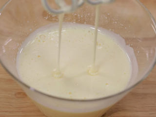 3、脆皮蛋筒和脆皮碗,鸡蛋和砂糖倒在一起用打蛋器高速打至体积膨胀颜色变浅就可以了，不需要打到海绵蛋糕那样的状态，一定要打发充足，打发不足，体积不够的话，到时候脆皮会比较甜，配方可以做10张脆皮的面糊，最终只能做8张，那糖等于原来是每张皮12克变成每张皮15克的样子，肯定就会比较甜呀，其它点心也是同理