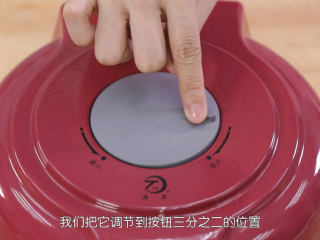 5、脆皮蛋筒和脆皮碗,做好的脆皮面糊要盖上保鲜膜放入冰箱最少冷藏半个小时，变成膏状之后再拿出来烘焙。面糊冷却好了之后拿出来，我先来制作脆皮蛋筒，脆皮机我们要预热一下，火候控制大概在机器的三分二处，不要开最高火哦，明火的蛋卷模也一样，小火加热，不要开大火，否则会很难控制，小火会烘烤均匀一点