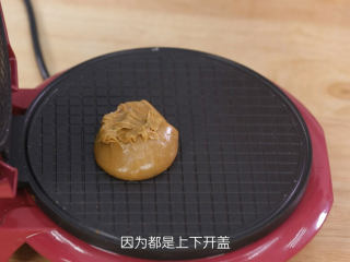 8、脆皮蛋筒和脆皮碗,脆皮机预热好了之后我们可以用冰淇淋挖球器来辅助我们把面糊挖起来，这样可以保证每一张面皮的大小都差不多，我用的是直径4.5cm的冰淇淋挖球器，然后把面糊放在机器的中前方，因为上下开盖的机器，面糊都会往我们身边这里挤出更多，如果面糊直接放在中间，面糊就会挤出来了，但是里面又没有，不是完整的圆形了