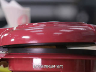 9、脆皮蛋筒和脆皮碗,轻轻的盖上盖子，要用手托着，直到面糊均匀散开，直到看面边缘的面糊都成型了再扣上扣子，不要一下把面糊压扁，这样脆皮会太薄，而且因为压力太大，脆皮表面会有蕾丝纹路不好看，所以我们要慢慢的盖下来，也不能盖太慢，这样脆皮又会太厚了