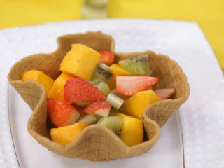 12、脆皮蛋筒和脆皮碗,接着我们来做脆皮碗，同样的挖一勺面糊进去脆皮机里面做成脆皮，那做脆皮碗我们要准备一个比较浅的碗，碗的大小形状决定脆皮碗的形状，吃饭的碗也可以