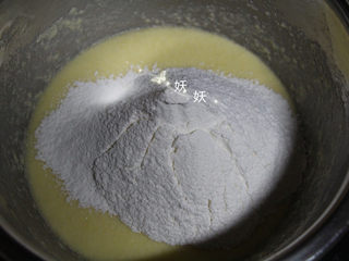 5、黑芝麻瓦片酥,筛入低筋面粉。