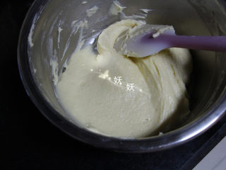 6、黑芝麻瓦片酥,刮刀拌匀。