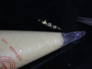 8、黑芝麻瓦片酥,用剪刀在袋底部剪一个洞出来。