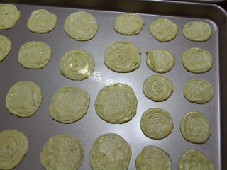 10、黑芝麻瓦片酥,用刮刀稍微抹平下。