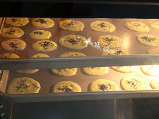 12、黑芝麻瓦片酥,烤箱提前预热160度，待温度上来把烤盘放进去。