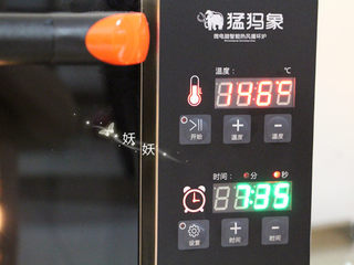 13、黑芝麻瓦片酥,我的烤箱是风炉，一次可以烤多盘，温度设150度，时间约10分钟左右，普通烤箱温度设180度，中层，15分钟左右