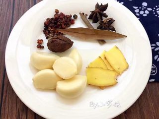 4、红烧肥肠,草果用刀切开，姜切片，三个大蒜全部剥皮备用。