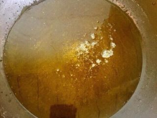 5、红烧肥肠,锅中倒入适量油烧热