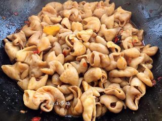 9、红烧肥肠,肥肠与豆瓣酱翻炒均匀。