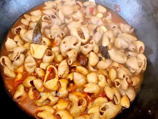 13、红烧肥肠,用小火慢慢把料酒焖至收汁！