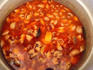 15、红烧肥肠,把肥肠放入高压锅中，添加适量清水（莫过肥肠表面就可以了）煮至高压锅上气15分钟就可以。