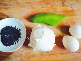 1、炒馒头丁(鸡蛋馒头),准备好馒头,鸡蛋,青椒,黑芝麻