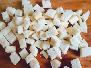 2、炒馒头丁(鸡蛋馒头),馒头切丁