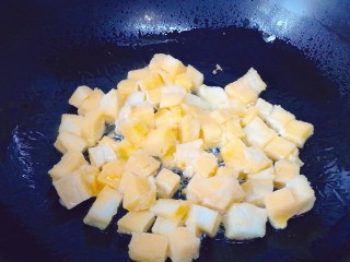 10、炒馒头丁(鸡蛋馒头),热锅凉油倒入馒头丁