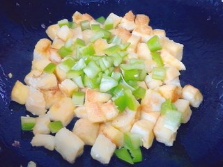 12、炒馒头丁(鸡蛋馒头),加入青椒粒