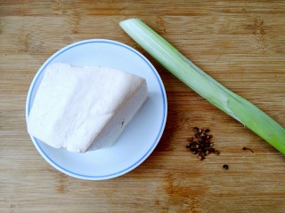 1、家常炖豆腐（健康无油版）,准备食材。