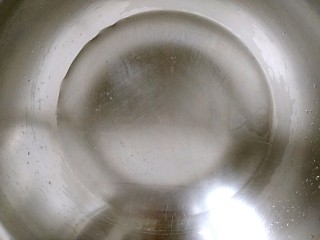 4、家常炖豆腐（健康无油版）,锅中放入适量清水。