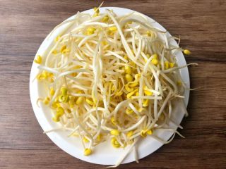 1、豆芽炒韭菜,豆芽用盐水浸泡20分钟，浸泡好，掐掉尾部，清洗干净待用。