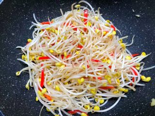 6、豆芽炒韭菜,待豆芽炒软以后，放入适量盐和适量蚝油翻炒均匀。