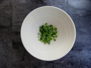 2、快手早餐～火腿葱花饼,葱切成葱花备用