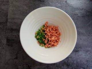 4、快手早餐～火腿葱花饼,然后把火腿肠切成细丁