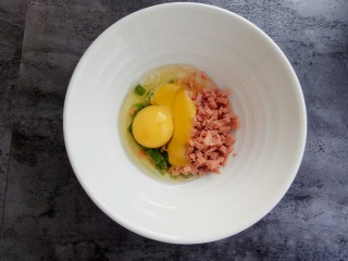 5、快手早餐～火腿葱花饼,鸡蛋打散