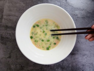6、快手早餐～火腿葱花饼,搅拌均匀