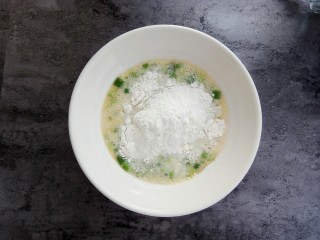 8、快手早餐～火腿葱花饼,半碗面粉