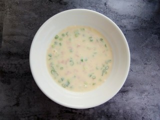 9、快手早餐～火腿葱花饼,搅拌成面糊
