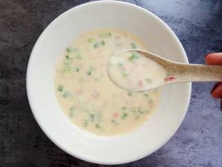 11、快手早餐～火腿葱花饼,再次搅拌均匀