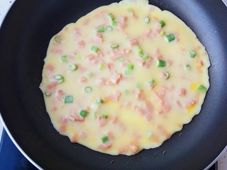 13、快手早餐～火腿葱花饼,等到表面彻底凝固就是熟了