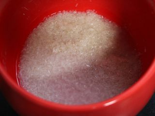 1、坤博砂锅海鲜粥,米先淘洗一下，入锅先熬