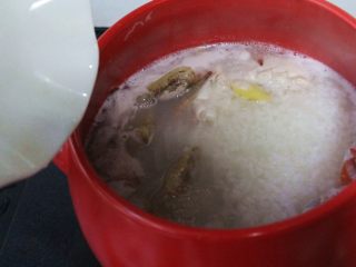 9、坤博砂锅海鲜粥,十分钟后加入指甲贝，煮十分钟后再加入虾，煮至虾变色就可以了。