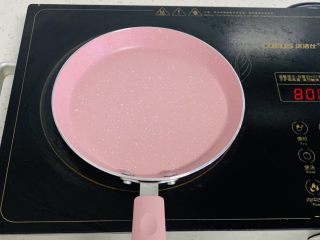 10、蜂蜜松饼????,厨房用纸滴上几滴油擦试锅内。