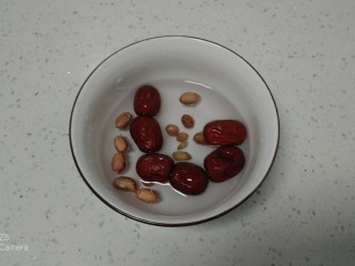 1、粗粮八宝粥,红枣、花生清水洗净