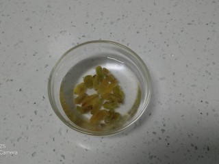 2、粗粮八宝粥,葡萄干清水洗净