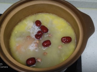 6、粗粮八宝粥,放入胡萝卜、山药、土豆、红薯、山药、花生、红枣、蔓菁