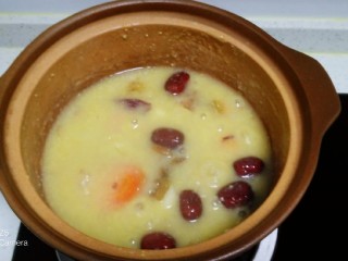 8、粗粮八宝粥,煮35分钟，放入葡萄干