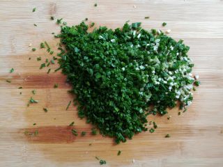 5、油炸糯米丸子,野葱的叶子切成小颗粒