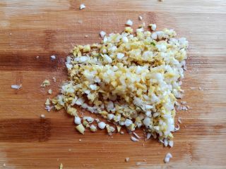 6、油炸糯米丸子,野葱头跟姜末一起切碎