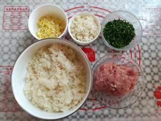 8、油炸糯米丸子,糯米饭煮熟后盛出放凉，所有材料露个脸